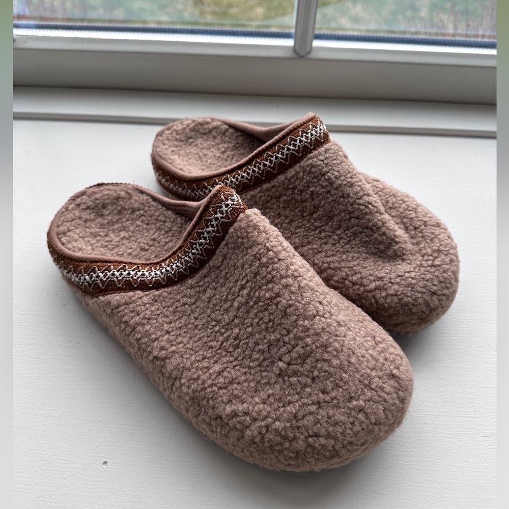 Women’s Size 9 Sherpa Slip-On Slippers - BRAND NEW!